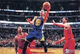 特雷·杨的合同还剩两年，本赛季薪资约4600万美元，2026-27赛季是价值约4897万美元的球员选项。