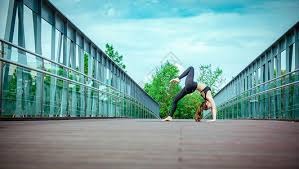 拓记：克林根争抢篮板后一瘸一拐走向替补席，赛前左小腿就有挫伤